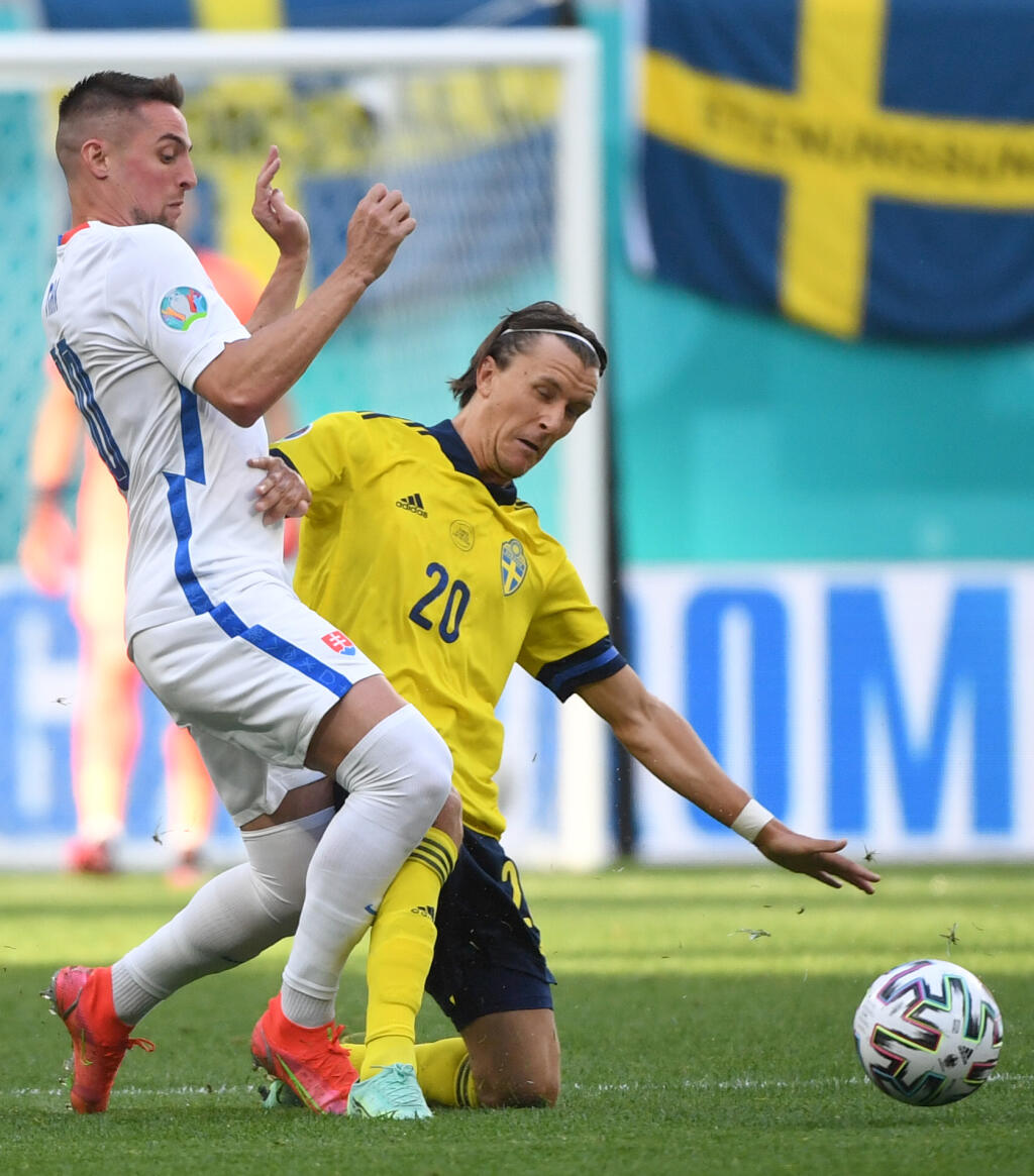 Na snímke zľava slovenský futbalista Róbert Mak a švédsky futbalista Kristoffer Olsson počas zápasu E-skupiny na majstrovstvách Európy vo futbale Švédsko - Slovensko 18. júna 2021 v Petrohrade. FOTO TASR - Martin Baumann