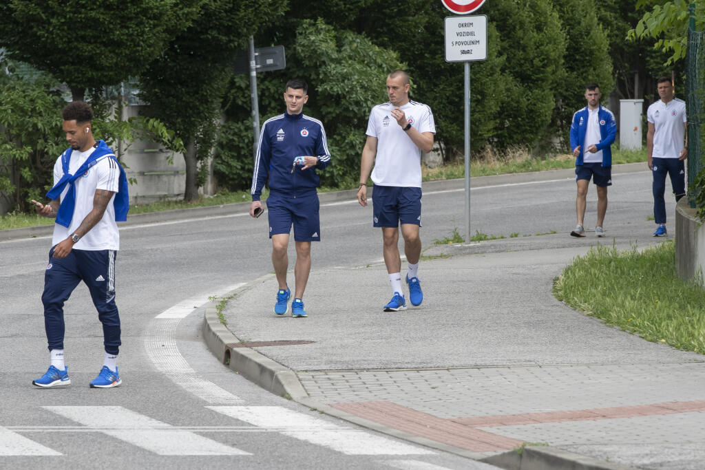 Hráči ŠK Slovan Bratislava počas odchodu na sústredenie v Rakúsku.