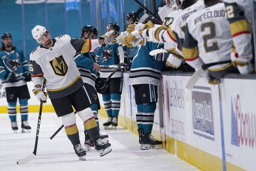 KK1 San Jose - Pravé krídlo Dylan Sikura (vľavo) z Vegas Golden Knights sa teší z gólu so spoluhráčmi počas zápasu zámorskej hokejovej NHL proti San Jose Sharks 12. mája 2021 v San Jose. FOTO TASR/AP
Vegas Golden Knights right wing Dylan Sikura, left, is congratulated by teammates after scoring during the third period of an NHL hockey game against the San Jose Sharks in San Jose, Calif., Wednesday, May 12, 2021. (AP Photo/Jeff Chiu)