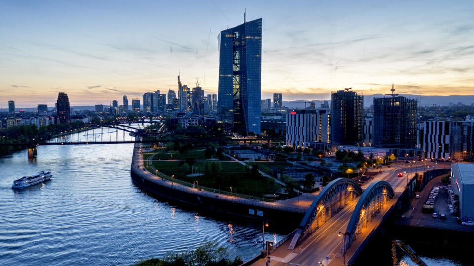 KK22 Frankfurt nad Mohanom - Na snímke budova Európskej centrálnej banky (ECB) vo Frankfurte nad Mohanom 3. mája 2023. Európska centrálna banka (ECB) v súlade s očakávaním spomalila tempo sprísňovania menovej politiky a zvýšila svoje hlavné úrokové sadzby o štvrť percentuálneho bodu. Úrokové sadzby v eurozóne sa tak dostali na najvyššiu úroveň od novembra 2008. FOTO TASR/AP
The European Central Bank is pictured in Frankfurt, Germany, Wednesday, May 3, 2023. The ECB's governing council will meet