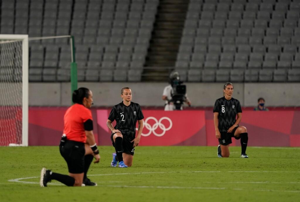 Na futbalových zápasoch v Tokiu už pokľakli viaceré reprezentácie.