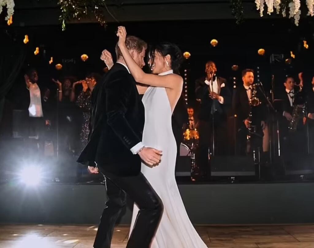 Mimo iné je na záberoch zachytený aj prvý novomanželský tanec páru na skladbu Land Of A Thousand Dances. Vojvodkyňa Meghan pri tom na sebe nemá svadobnú róbu, ktorú mala oblečenú počas obradu a počas oficiálneho fotografovania.