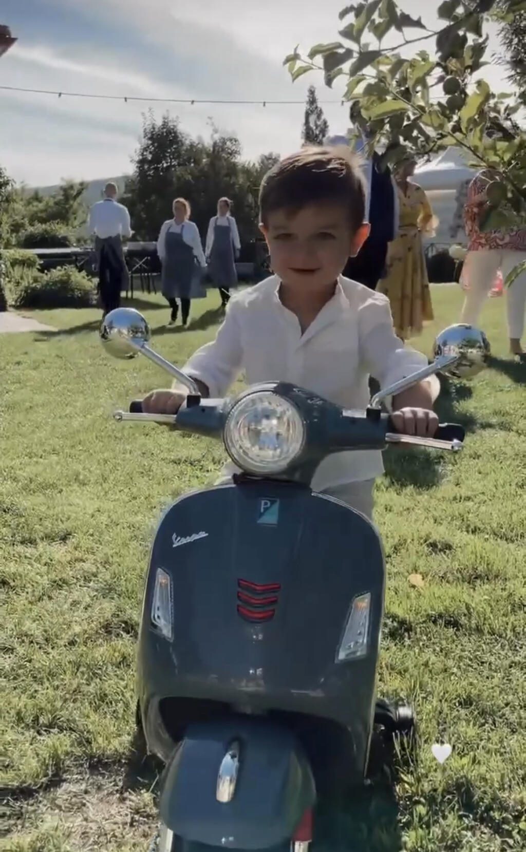 Hoci Cibulkovej synček má len dva roky, pomaly si zvyká na šoférovanie, veď ako darček dostal okrem iného aj nadupaný elektrický skúter značky Vespa, ktorého cenovka je približne 200 eur.