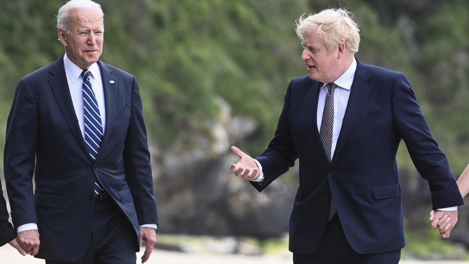 Britský premiér Boris Johnson (vľavo) a americký prezident Joe Biden sa rozprávajú počas ich bilaterálneho stretnutia pred summitom G7, siedmich najvyspelejších krajín sveta v zálive Carbis Bay v britskom Cornwalle, na juhu Anglicka 10. júna 2021. Summit lídrov priemyselne najvyspelejších krajín zo skupiny G7 sa uskutoční v britskom Cornwalle.