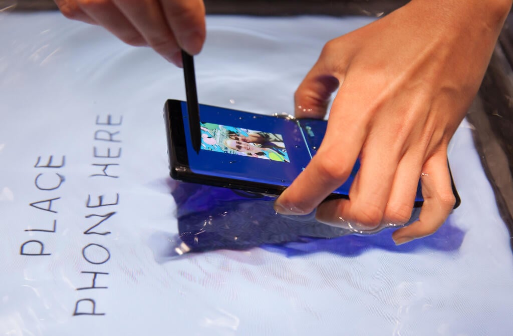 Smartfón Samsung vo vode