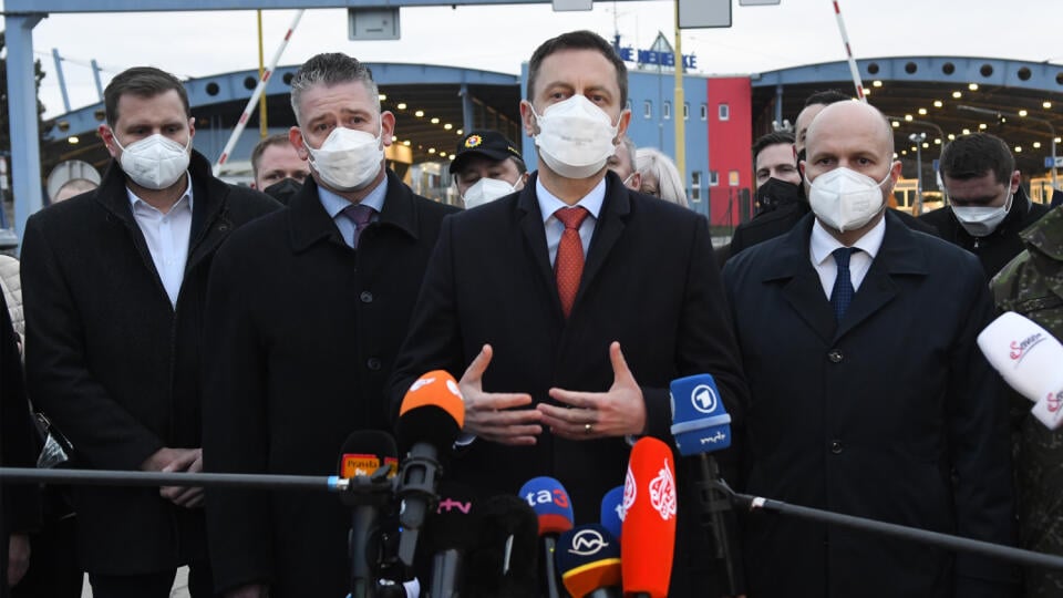 Na snímke uprostred predseda vlády SR Eduard Heger, vpravo minister obrany SR Jaroslav Naď, vľavo minister vnútra SR Roman Mikulec (všetci OĽaNO) počas tlačovej konferencie na slovensko-ukrajinskom hraničnom priechode Vyšné Nemecké 25. februára 2022. FOTO TASR - Milan Kapusta 