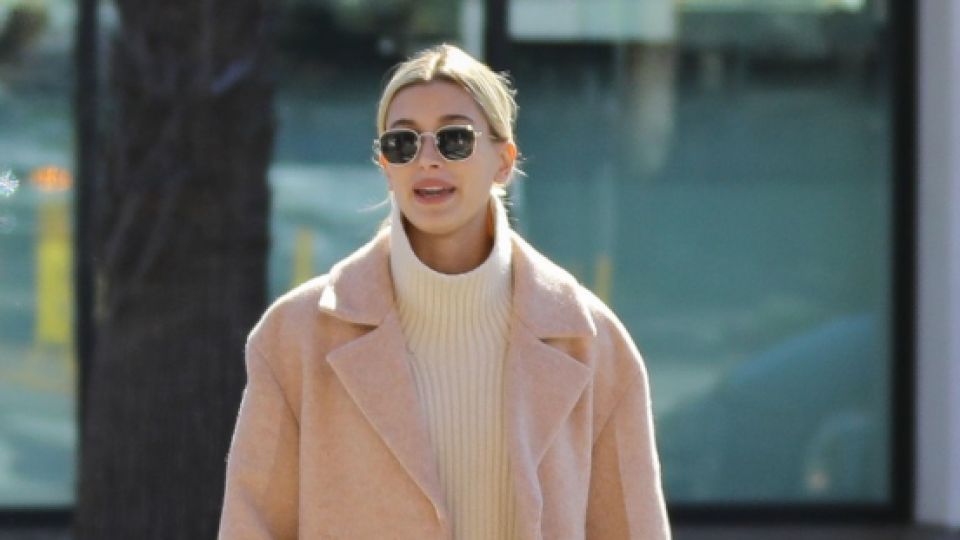 Hailey Baldwin v roláku