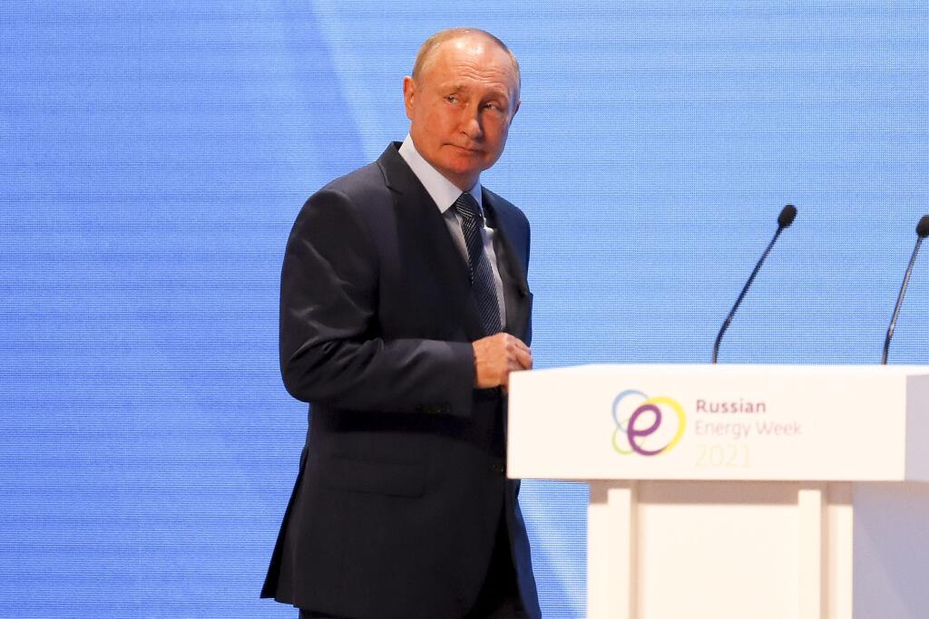 KK44 Moskva - Ruský prezident Vladimir Putin prichádza na plenárne zasadnutie počas Ruského energetického fóra 13. októbra 2021 v Moskve. FOTO TASR/AP
Russian President Vladimir Putin arrives to attend the plenary session of the Russian Energy Week in Moscow, Russia, Wednesday, Oct. 13, 2021. (Sergei Ilnitsky/Pool Photo via AP)