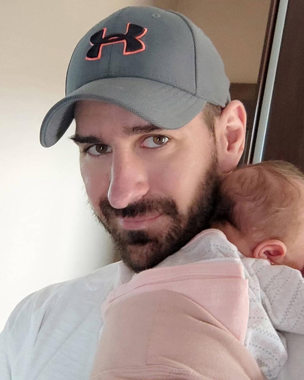 Hokejový fešák Boris Valábik si otcovstvo užíva plnými dúškami. Pred pár dňami však zažil hororové chvíle.