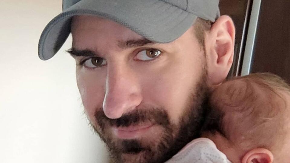 Hokejový fešák Boris Valábik si otcovstvo užíva plnými dúškami. Pred pár dňami však zažil hororové chvíle.