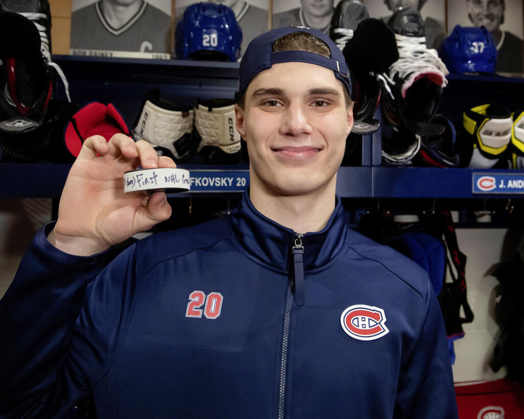 Jednotka tohtoročného draftu Juraj Slafkovský strelil svoj prvý gól v NHL pri víťazstve jeho Montrealu nad Arizonou 6:2.