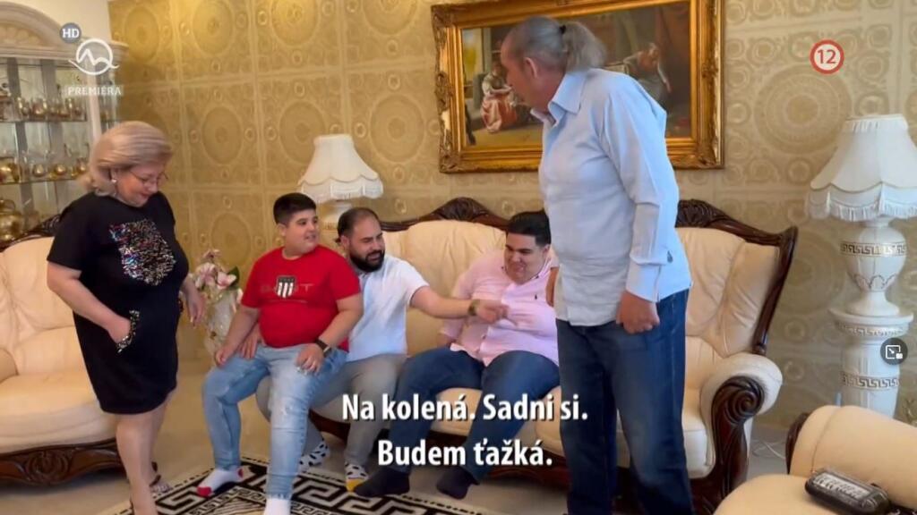 V obývačke má rodina krásnu vitrínu, lampy či obraz.