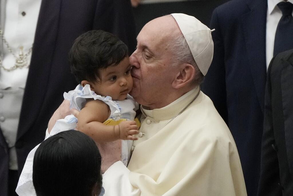 Posol dobrých správ
Pope Francis kisses a child during his weekly general audience at the Vatican, Wednesday, Aug. 18, 2021. (AP Photo/Gregorio Borgia)
