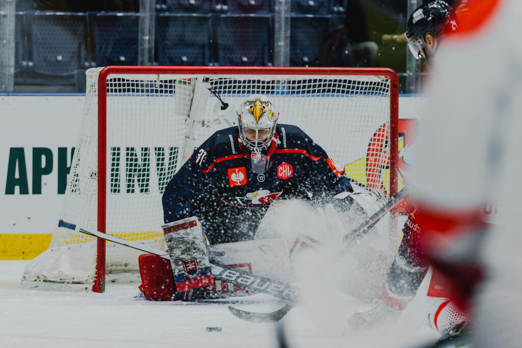 Na snímke Samuel Hlavaj (Slovan) počas zápasu F skupiny Champions hockey league medzi HC Slovan Bratislava a Oceláři Třinec.