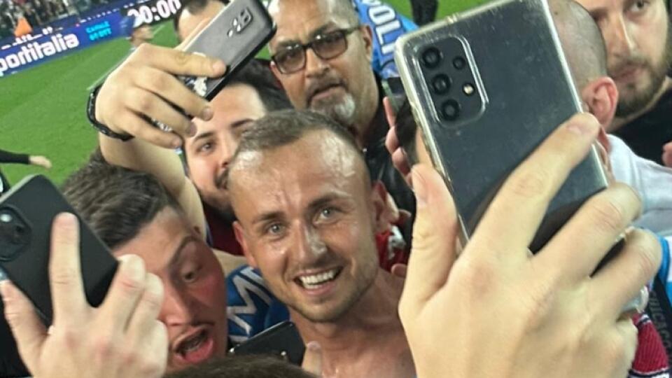 Z titulu pre Neapol mal obrovskú radosť aj náš futbalista Stanislav Lobotka, ktorý bol v obkľúčení fanúšikov a novinárov.