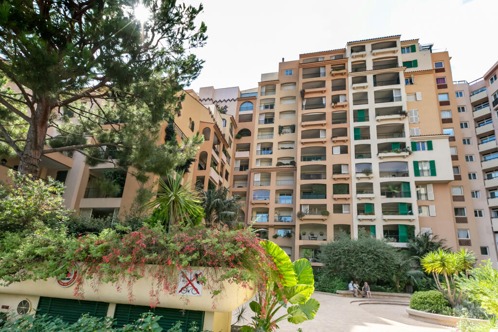 Apartmánový dom na ulici Avenue des Papalins bol prvým, v ktorom našiel náš cyklista útočisko. Dnes na tejto adrese žije manželka Katka so synom.