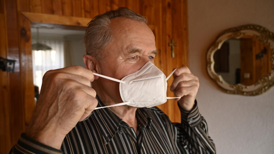 Popradskí seniori nad 65 rokov si vo svojich schránkach našli respirátory FFP2, ktoré im darovalo mesto Poprad. Zamestnanci mestského úradu ich v týchto dňoch ukladali do schránok obyvateľov. S distribúciou začali už od pondelka 1. februára 2021, pričom jeden občan dostal dva respirátory. Poprad, 4. februára 2021. EASYFOTO TASR – Kristína Mayerová