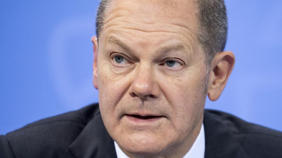 KK40 Berlín - Nemecký kancelár Olaf Scholz hovorí počas tlačovej konferencie 21. decembra 2021 v Berlíne. Nemecko v súvislosti s rýchlo sa šíriacim koronavírusovým variantom omikron zavedie v nadchádzajúcom týždni ďalšie epidemiologické opatrenia. Na súkromných večierkoch sa bude môcť stretnúť iba desať zaočkovaných hostí a veľké športové podujatia sa budú konať bez divákov. FOTO TASR/AP
German Federal Chancellor Olaf Scholz (SPD) speaks at a press conference after the consultations on the coron