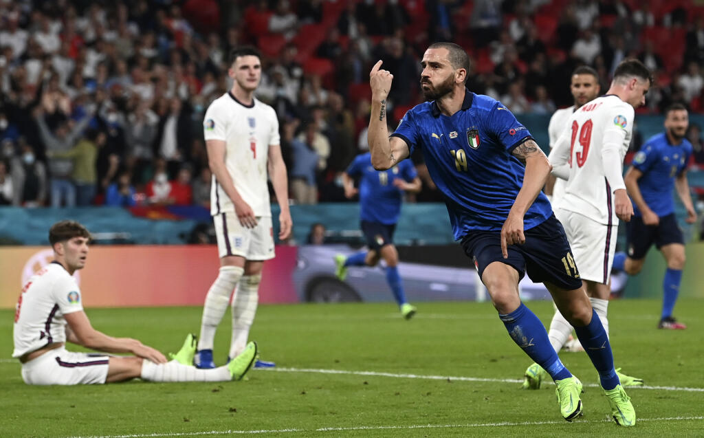 WA 43 Londýn - Taliansky futbalista Leonardo Bonucci sa teší po strelení vyrovnávajúceho gólu na 1:1 vo finálovom zápase Anglicko - Taliansko na EURO 2020 vo futbale v londýnskom Wembley 11. júla 2021. FOTO TASR/AP
Italy's Leonardo Bonucci runs to celebrate after scoring his sides first goal during the Euro 2020 soccer championship final match between England and Italy at Wembley Stadium in London, Sunday, July 11, 2021. (Paul Ellis/Pool via AP)