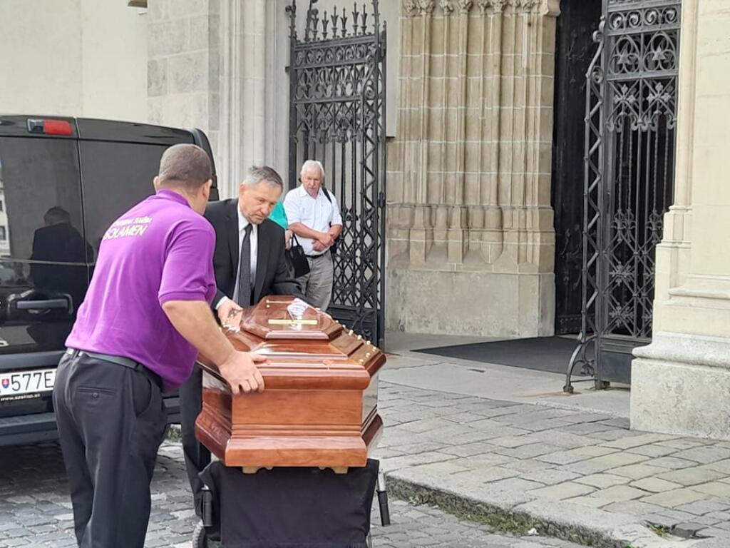 Rakva s pozostatkami kardinála Jozefa Tomku pri piatkovom prevoze do bratislavskej Katedrály sv. Martina.