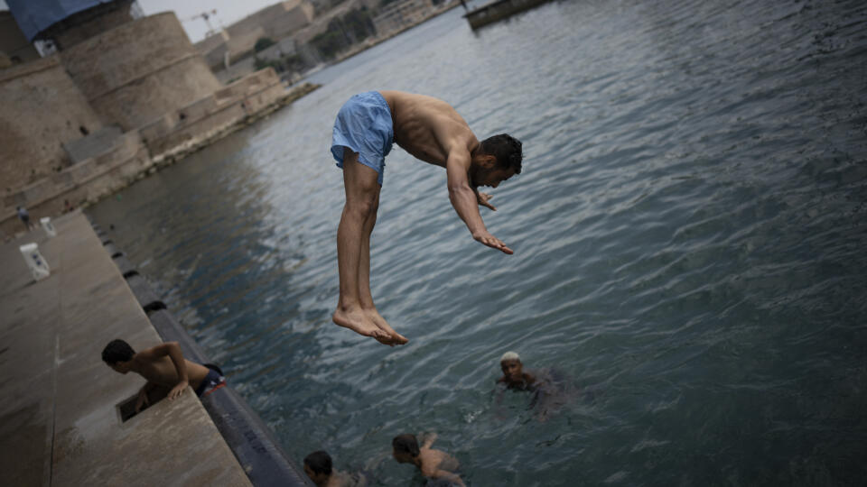 KK37 Marseille - Muž skáče do vody počas horúčav 15. júna 2022 v Marseille. FOTO TASR/AP
A man jumps into the sea during a heat wave in Marseille, southern France, Wednesday, June 15, 2022. (AP Photo/Daniel Cole)