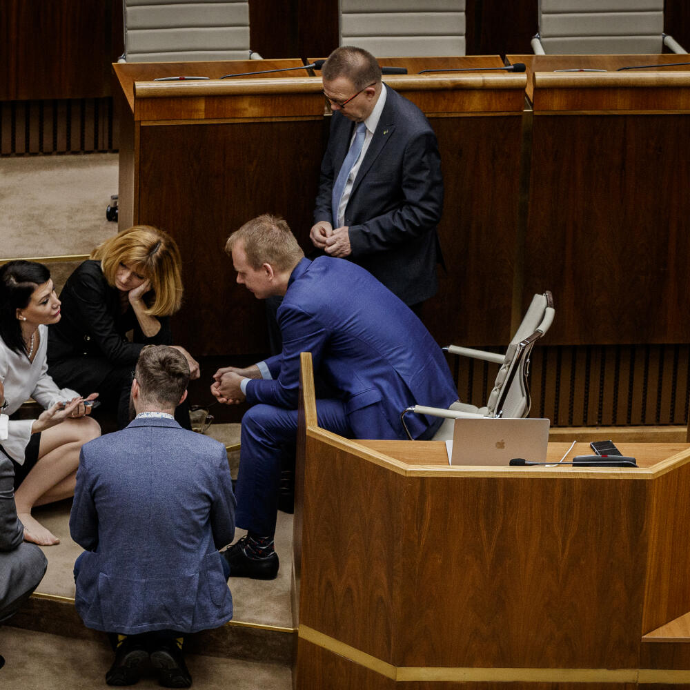 Poslanci za stranu Spolu - občianska demokracia a PS, Alan Suchánek, Viera Dubačová, Miroslav Beblavý, Simona Petrík, Martin Poliačik a Jozef Mihál zablokovalil rokovanie mimoriadnej 58. schôdze Národnej rady SR