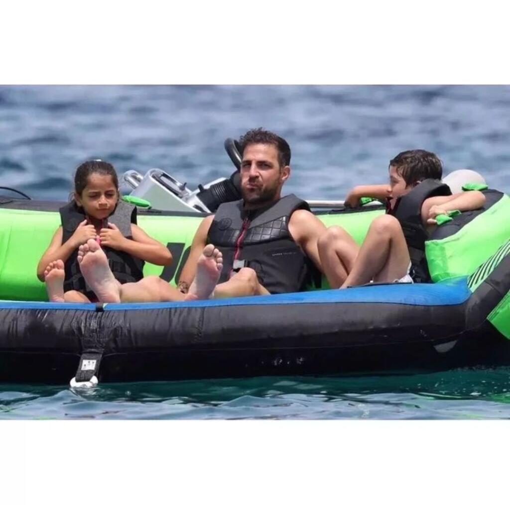 Messi si s deťmi užíval aj príslušenstvo lode. Vzal ich na dobrodružstvo v skútri, pomocou ktorého ťahal nafukovací čln.