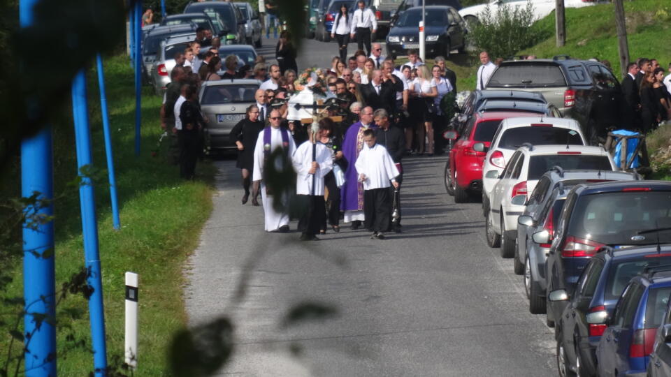 Smútočný sprievod  smeroval na miestny cintorín.