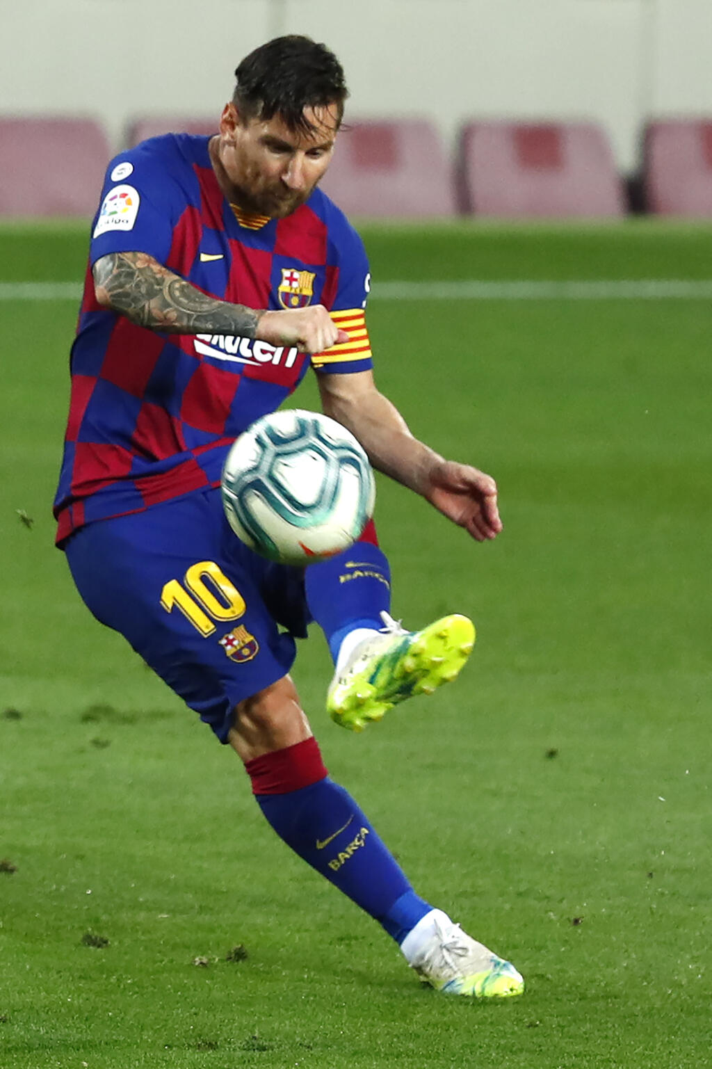 JB 43 Barcelona - Hráč Barcelony Lionel Messi kope do lopty vo futbalovom zápase španielskej ligy La Liga FC Barcelona - Osasuna v Barcelone 16. júla 2020. FOTO TASR/AP
Barcelona's Lionel Messi kicks the ball during a Spanish La Liga soccer match between Barcelona and Osasuna at the Camp Nou stadium in Barcelona, Spain, Thursday, July 16, 2020. (AP Photo/Joan Monfort)