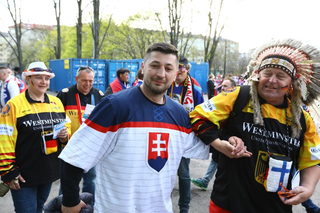 Slovenskí fanúšikovia sa aj pred zápasom proti Nemecku výborne bavili v okolí haly.
