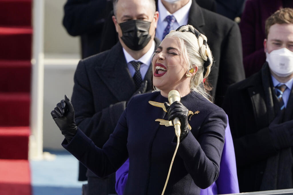 Speváčka Lady Gaga počas vystúpenia na inaugurácii 46. prezidenta USA Joea Bidena a 49. viceprezidentky Kamaly Harrisovej v americkom Kapitole vo Washingtone 20. januára 2021.
Lady Gaga sings the National Anthem during the 59th Presidential Inauguration at the U.S. Capitol in Washington, Wednesday, Jan. 20, 2021. (AP Photo/Patrick Semansky, Pool)