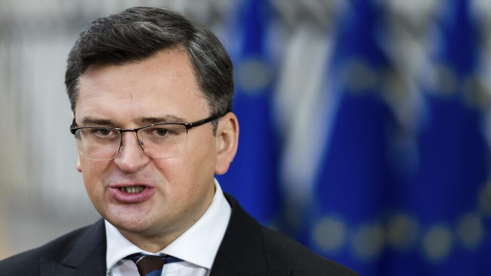 KK14 Brusel - Ukrajinský minister zahraničných vecí Dmytro Kuleba hovorí počas príchodu na zasadnutie ministrov zahraničných vecí EÚ a Východného partnerstva (Arménsko, Azerbajdžan, Bielorusko, Gruzínsko, Moldavsko, Ukrajina) 15. novembra 2021 v Bruseli. FOTO TASR/AP
Ukraine's Foreign Minister Dmytro Kuleba speaks with journalists as he arrives for a round table meeting of the Eastern Partnership at the European Council building in Brussels, Monday, Nov. 15, 2021. (AP Photo/Geert Vanden Wijngaer
