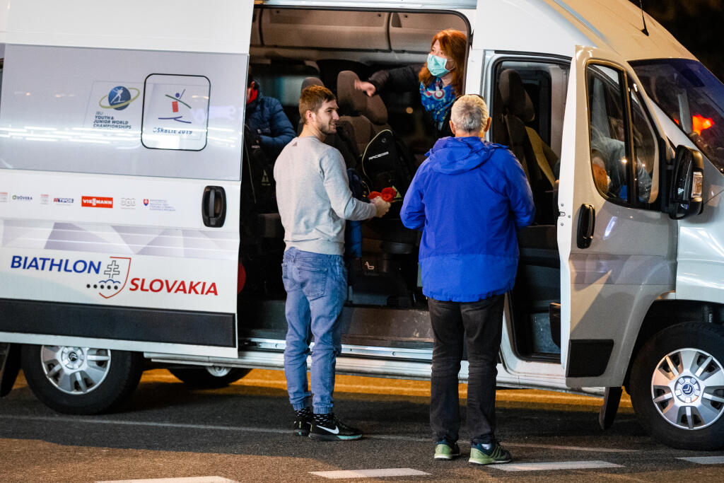 Príchod slovenských športovcov na bratislavské letisko, kde ich z rôznych krajín dopravil vládny špeciál kvôli zrušeným letom v dôsledku koronavírusu.