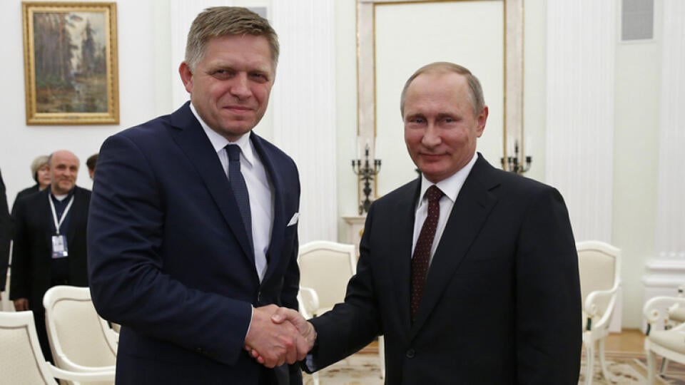 Robert Fico a Vladimir Putin na archívnej snímke.