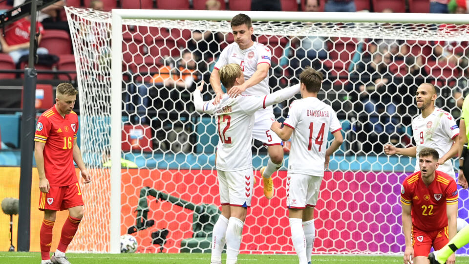 KK71 Amsterdam - Dánsky futbalista Kasper Dolberg (uprostred) sa teší po góle počas osemfinále ME vo futbale Wales - Dánsko 26. júna 2021 v Amsterdame. FOTO TASR/AP
Denmark's Kasper Dolberg, centre, celebrates with teammates after scoring his side's opening goal during the Euro 2020 soccer championship round of 16 match between Wales and Denmark at Johan Cruyff ArenA in Amsterdam, Netherlands, Saturday, June 26, 2021. (Olaf Kraak/Pool via AP)