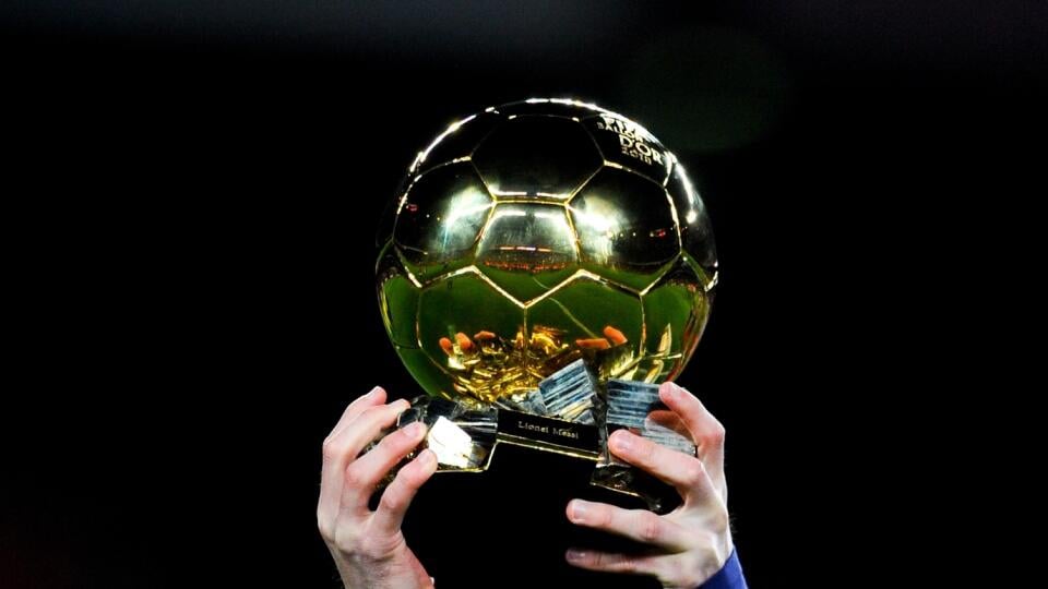 BARCELONA, SPAIN - JANUARY 17:  Lionel Messi of FC Barcelona holds up the FIFA Ballon d'Or trophy prior to the La Liga match between FC Barcelona and Athletic Club de Bilbao  at Camp Nou on January 17, 2016 in Barcelona, Spain.  (Photo by David Ramos/Getty Images)