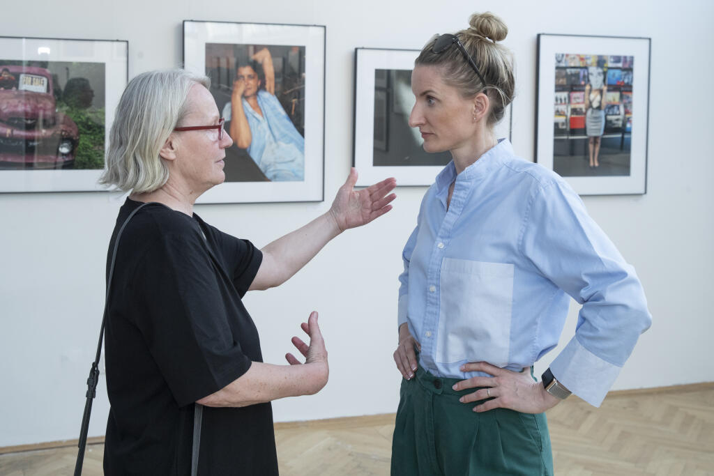 Okamihy - vernisáž výstavy fotografií speváka Richarda Müllera v priestoroch Umeleckej besedy v Bratislave. Na snímke je Adela Vinczeová s mamou Máriou Banášovou.