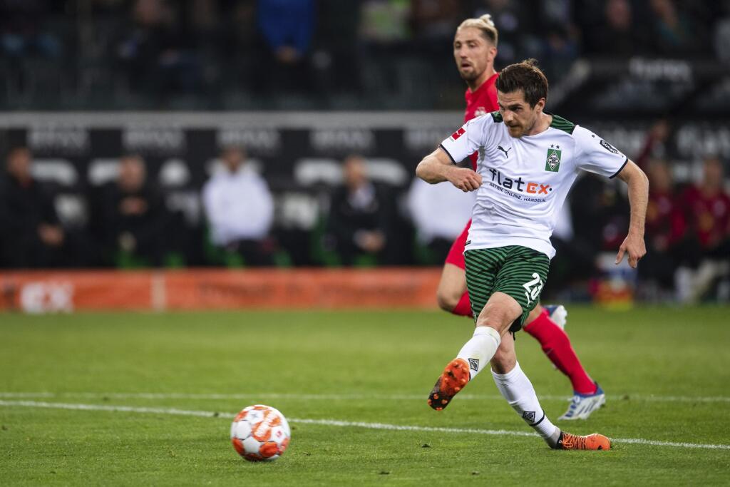Na snímke hráč Borussie Jonas Hofmann strieľa druhý gól v zápase 32. kola nemeckej Bundesligy vo futbale Borussia Mönchengladbach - RB Lipsko v pondelok 2. mája 2022.