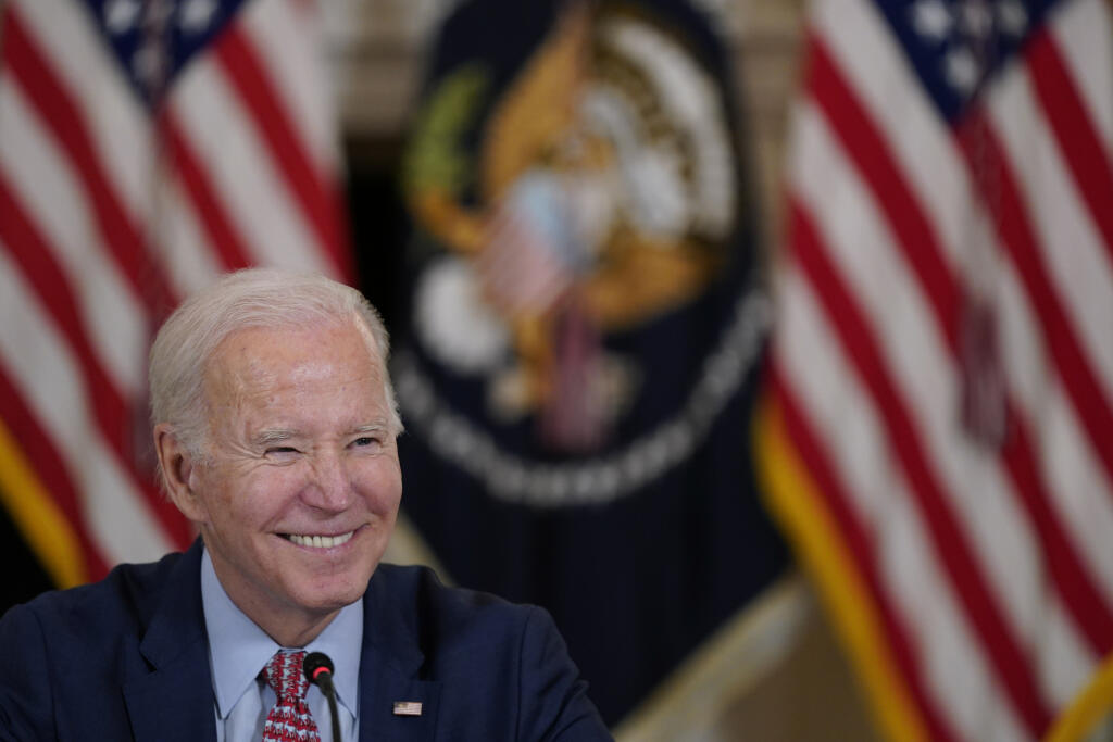 WA 7 Washington - Americký prezident Joe Biden sa usmieva počas stretnutia s poradcami prezidenta pre vedu a techniku v Bielom dome vo Washingtone v utorok 4. apríla 2023.  Joe Biden prijal pozvanie od britského kráľa Karola III. na návštevu Spojeného kráľovstva. V stredu to oznámil Biely dom, informuje TASR na základe správy spravodajskej stanice BBC. FOTO TASR/AP  

President Joe Biden listens to a reporter's question during a meeting with the President's Council of Advisors on Science and Tec
