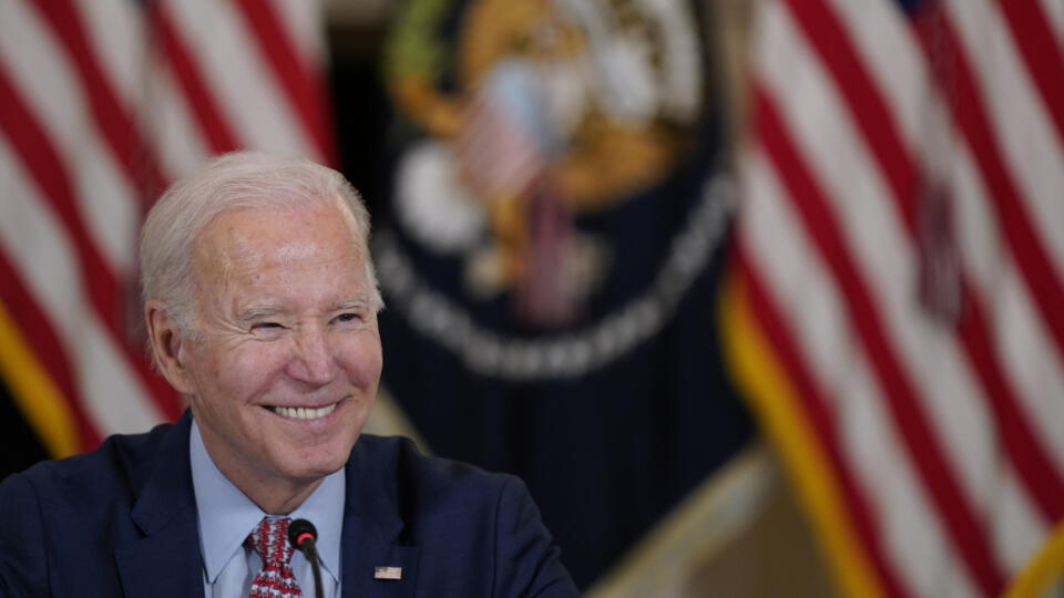 WA 7 Washington - Americký prezident Joe Biden sa usmieva počas stretnutia s poradcami prezidenta pre vedu a techniku v Bielom dome vo Washingtone v utorok 4. apríla 2023. Joe Biden prijal pozvanie od britského kráľa Karola III. na návštevu Spojeného kráľovstva. V stredu to oznámil Biely dom, informuje TASR na základe správy spravodajskej stanice BBC. FOTO TASR/AP
President Joe Biden listens to a reporter's question during a meeting with the President's Council of Advisors on Science and Tec