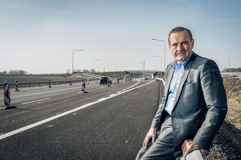 „Všetky diaľnice a rýchlostné cesty, ktoré sú súčasťou medzinárodných dopravných koridorov, musíme skôr či neskôr dobudovať. Úvahy o tom, či ich stavať alebo nestavať, sú úplne scestné,“ hovorí P. Kováčik.