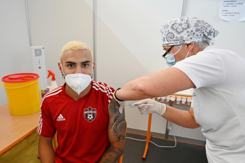 Na snímke vľavo futbalista FC Spartak Trnava Saymon Cabral počas očkovania proti ochoreniu Covid-19 vo veľkokapacitnom očkovacom centre na Strednej zdravotníckej škole v Trnave v nedeľu 27. júna 2021. FOTO TASR - Lukáš Grinaj