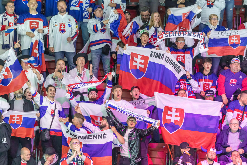 Na snímke sú fanúšikovia počas piateho zápasu základnej skupiny MS 2022 v Helsinkách, v ktorom nastúpili slovenskí hokejisti proti Kazachstanu.