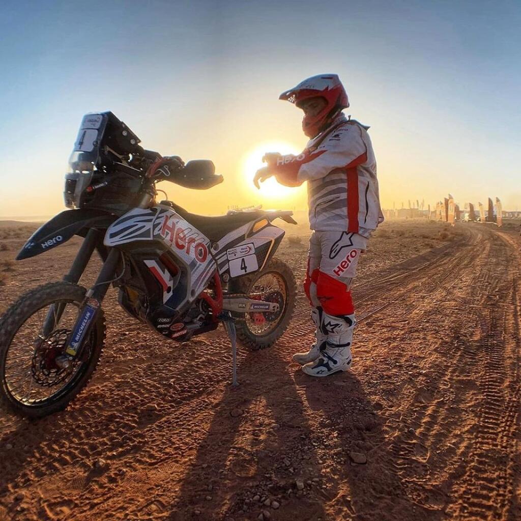 Portugalský motocyklista Paulo Goncalves (40) zahynul počas nedeľnej 7. etapy Rely Dakar. Podľa oficiálneho webu podujatia mal po 276 kilometroch trasy z Rijádu do Wadi Al-Dawasiru nehodu.