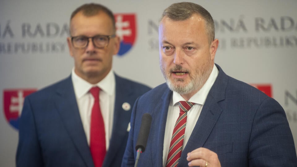 Na snímke zľava predseda Národnej rady SR Boris Kollár a minister práce, sociálnych vecí a rodiny SR Milan Krajniak (obaja Sme rodina) počas tlačovej konferencie na tému nájomné bývanie v Bratislave v pondelok 15. augusta 2022. FOTO TASR - Jakub Kotian