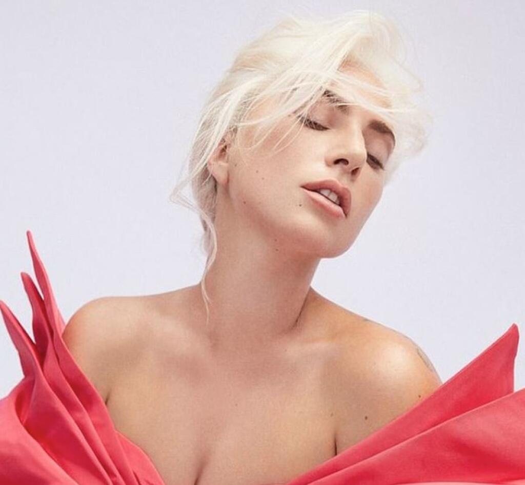 Lady Gaga fotila reklamu pre novú vôňu Voce Viva. Tentokrát bez výrazného líčenia a tmavých očných liniek.