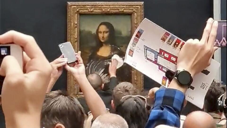 Muž v nedeľu v parížskom múzeu Louvre hodil kus krémového koláča do sklom chráneného obrazu Mona Lisa. Podľa očitých svedkov bol páchateľ prezlečený za staršiu dámu a sedel na invalidnom vozíku.