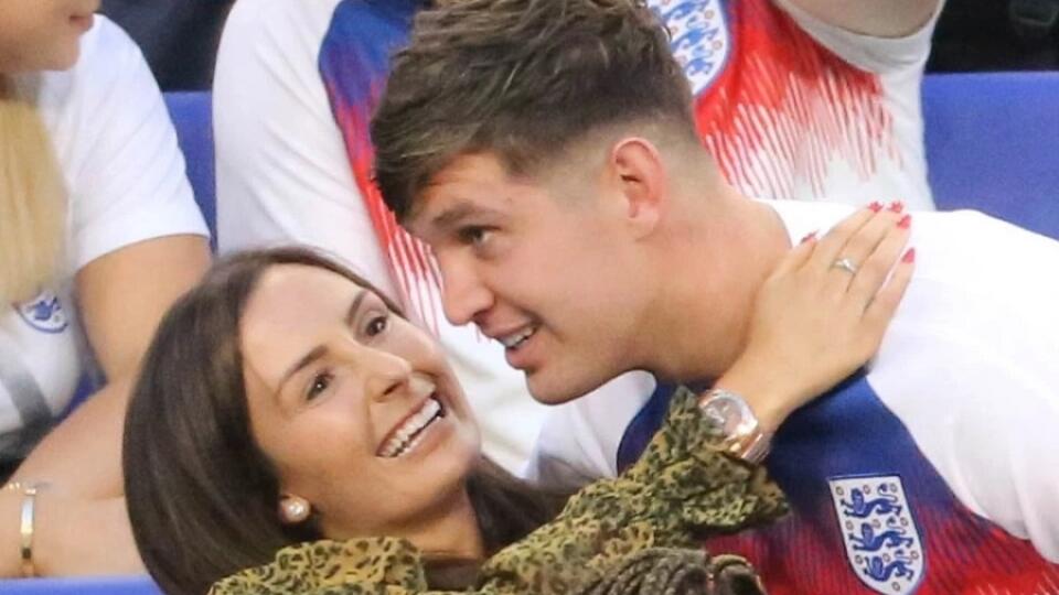 John Stones a Millie Savage počas MS 2018