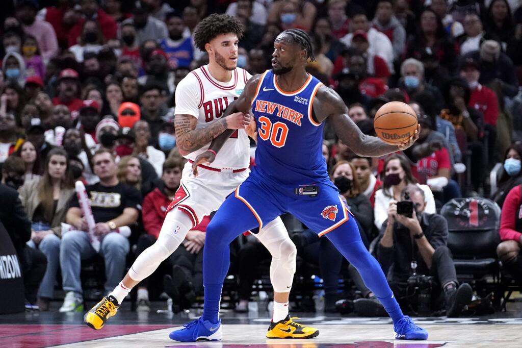 JB 18 Chicago - Hráč New Yorku Knicks Julius Randle (vpravo) dribluje cez cez Lonza Ballu z Chicaga Bulls v basketbalovom zápase zámorskej NBA v Chicagu 28. októbra 2021. FOTO TASR/AP
New York Knicks forward Julius Randle, right, looks to a pass as Chicago Bulls guard Lonzo Ball guards during the second half of an NBA basketball game Thursday, Oct. 28, 2021, in Chicago. (AP Photo/Nam Y. Huh)