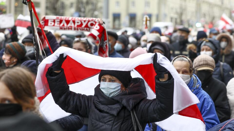 KK18 Minsk - Na snímke žena zakrytá starou bieloruskou vlajkou počas opozičného zhromaždenia dôchodcov na protest proti výsledkom augustových prezidentských volieb v Minsku 16. novembra 2020. FOTO TASR/AP
A woman covers herself by an old Belarusian national flag attends a pensioners' opposition rally to protest the official presidential election results in Minsk, Belarus, Monday, Nov. 16, 2020. Crowds of retirees marched down the streets of the Belarusian capital on Monday, demanding the resigna